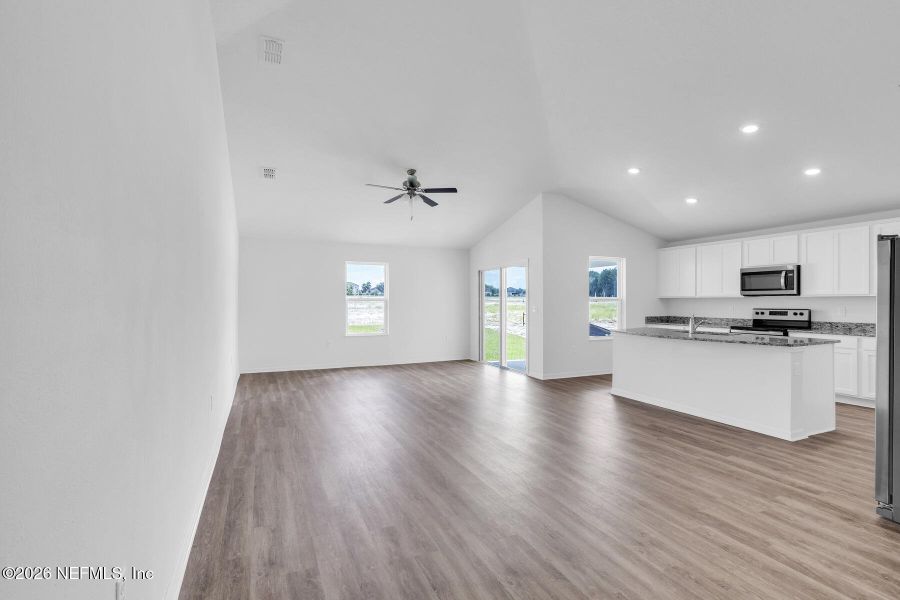 Spacious, unfurnished interior of a new home in Rolling Hills, Green Cove Springs (Image 12).