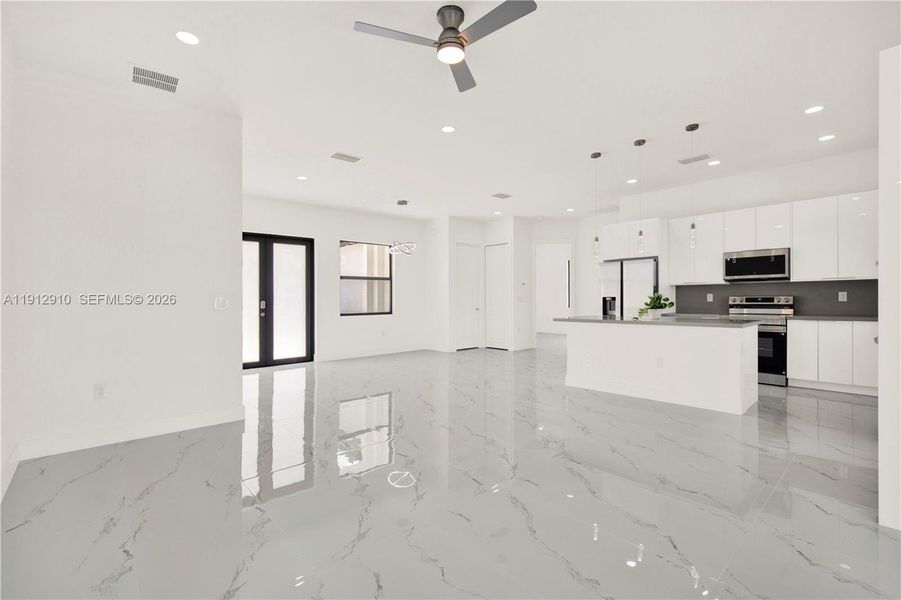 Spacious, unfurnished interior of a new home in , Lehigh Acres (Image 11).