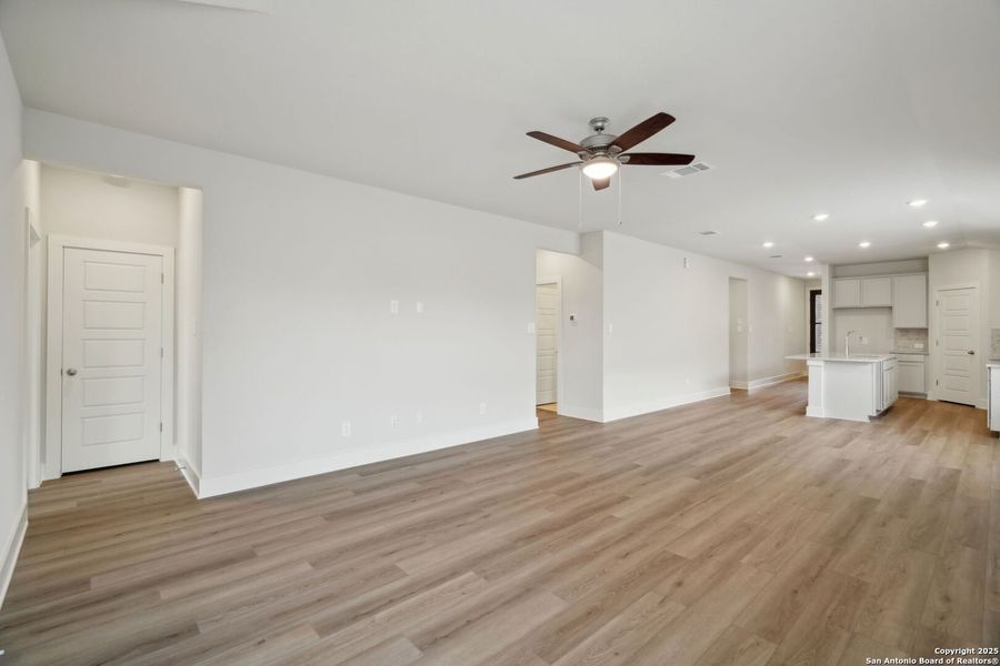 Spacious, unfurnished interior of a new home in Thomas Pond, San Antonio (Image 19). Spacious, unfurnished interior of a new home in Thomas Pond, San Antonio (Image 19).