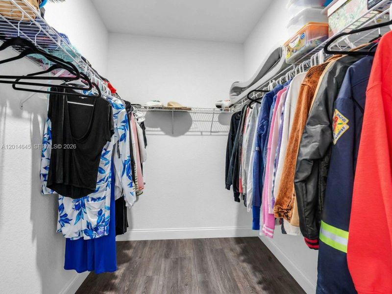 HIS & HERS WALK-IN CLOSET
