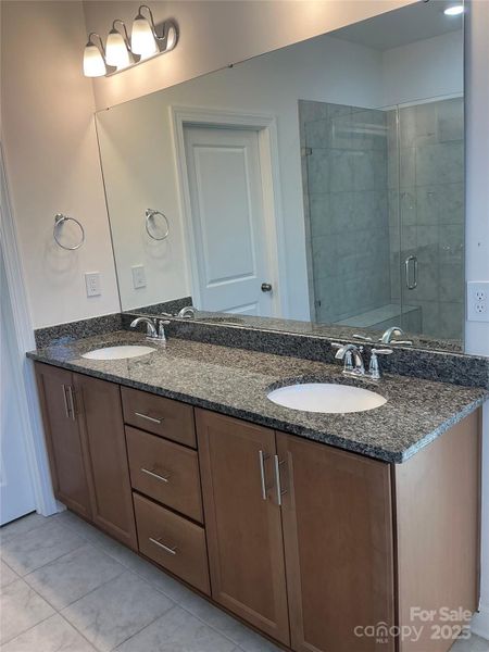 Primary en-suite bathroom