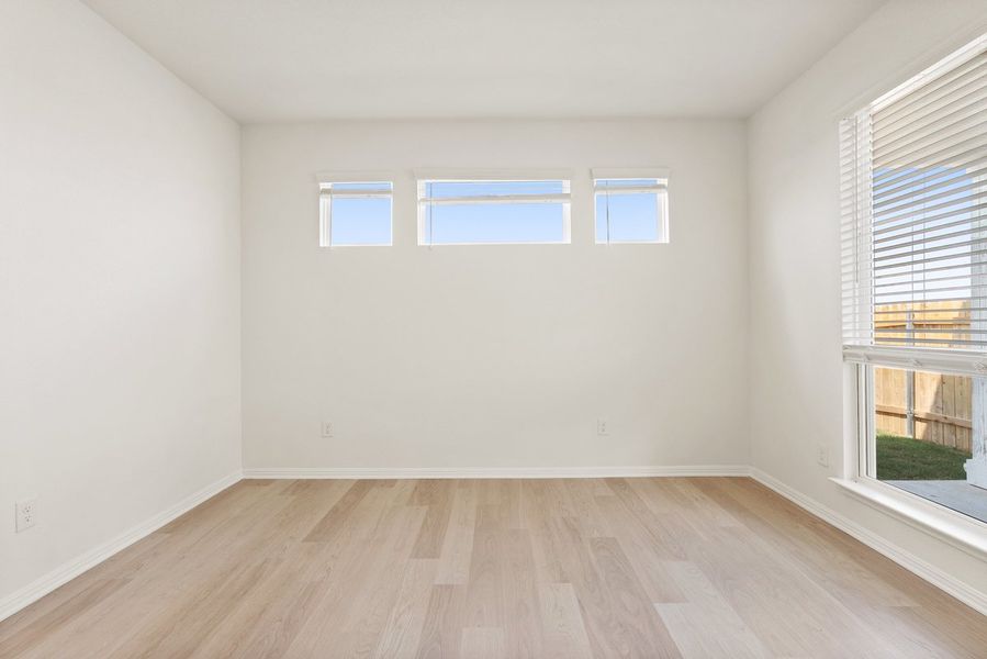 Spacious, unfurnished interior of a new home in Porter Country, Buda (Image 28).