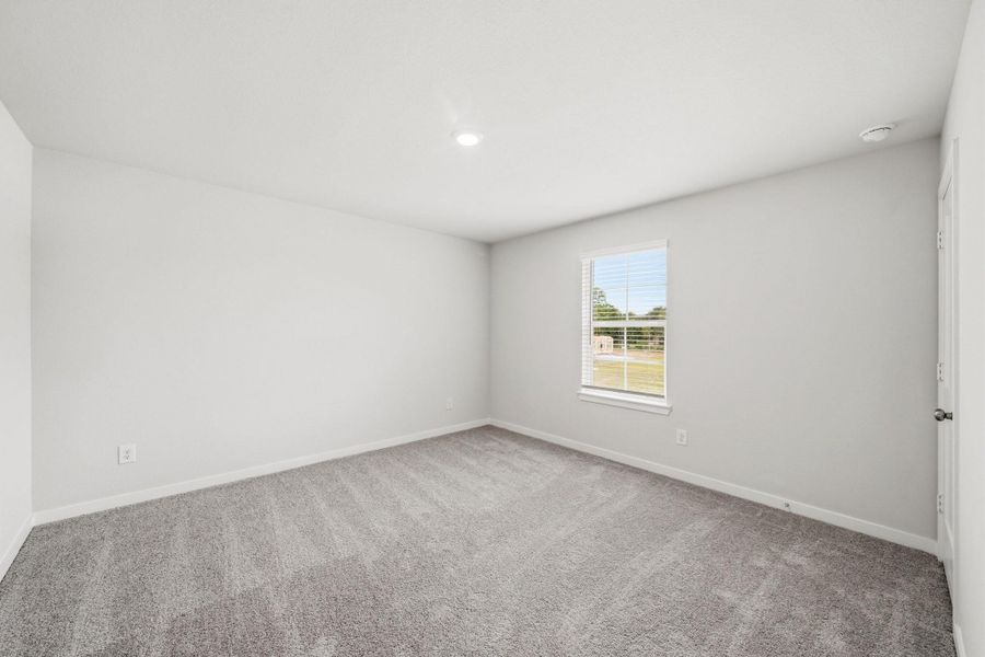 Spacious, unfurnished interior of a new home in Country Creek, Mont Belvieu (Image 15).