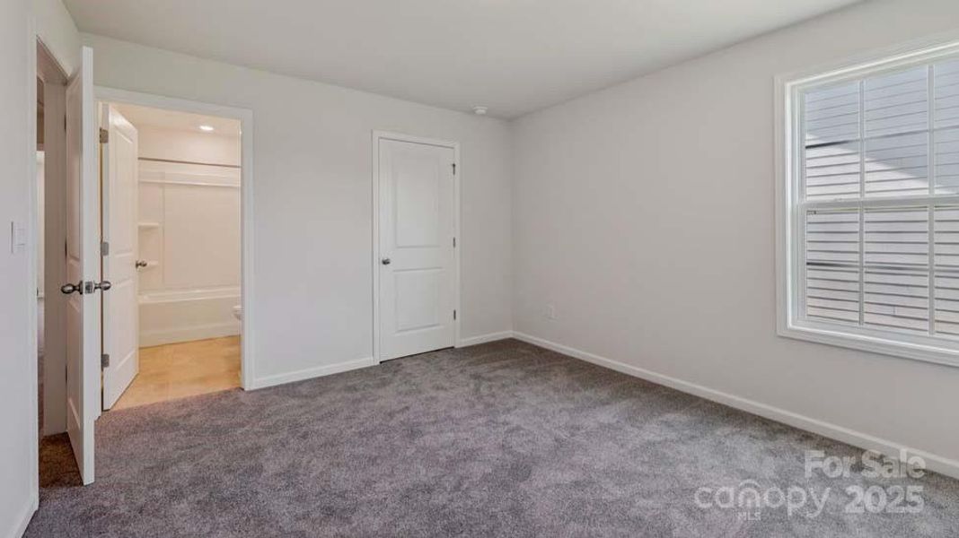 Spacious, unfurnished interior of a new home in Sylvan Creek, Denver (Image 26).