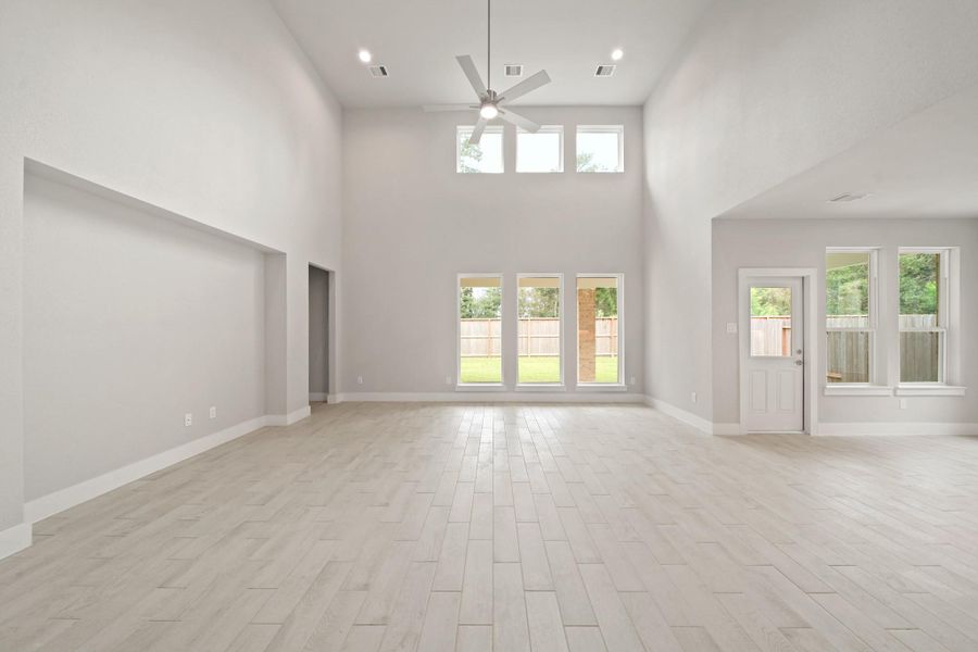 Spacious, unfurnished interior of a new home in Barton Creek Ranch, Conroe (Image 15). Spacious, unfurnished interior of a new home in Barton Creek Ranch, Conroe (Image 15).
