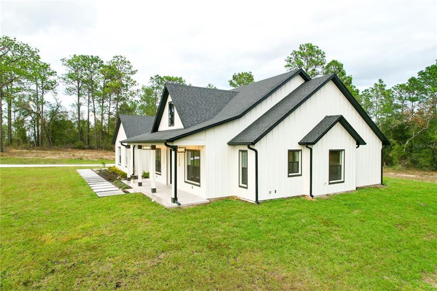 Exterior details and patio area of a home in , Dunnellon (Image 36).