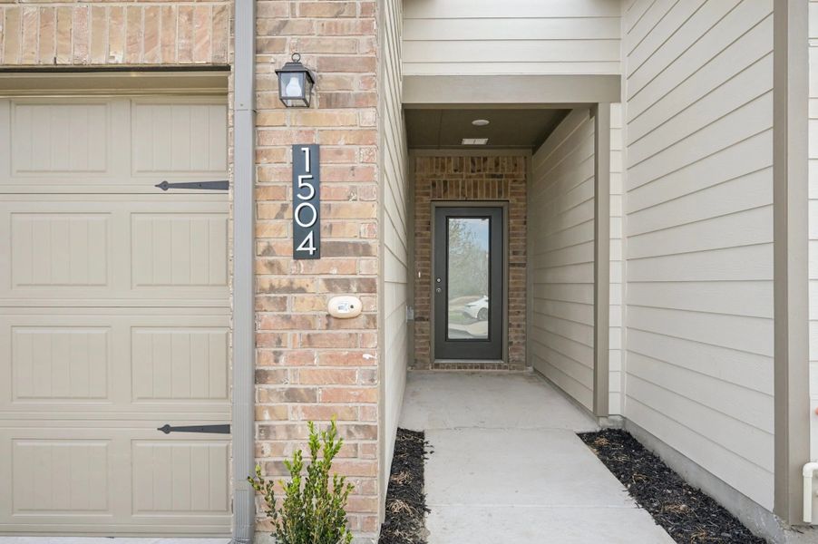 Representative exterior details of a home built from the Rayne by Starlight Homes in Coyote Meadows, Anna (Image 30).