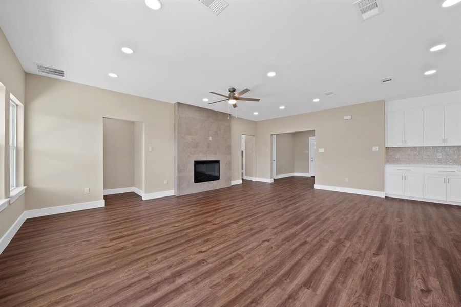 Spacious, unfurnished interior of a new home in , The Colony (Image 18).