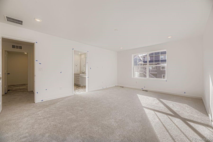 Spacious, unfurnished interior of a new home in Ken-Caryl Ranch: The Pioneer Collection, Littleton (Image 8).