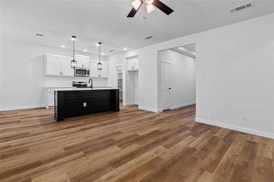 Spacious, unfurnished interior of a new home in , Celeste (Image 29).