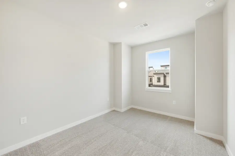 Spacious, unfurnished interior of a new home in Ten Mile Creek, Celina (Image 40).