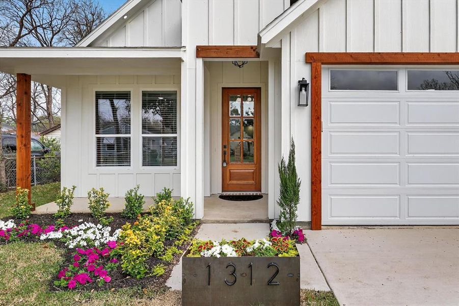 Exterior details and patio area of a home in , Haltom City (Image 4).