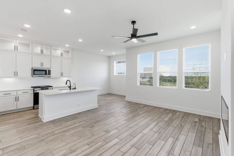 Spacious, unfurnished interior of a new home in Centero at Stone Oak, San Antonio (Image 17).
