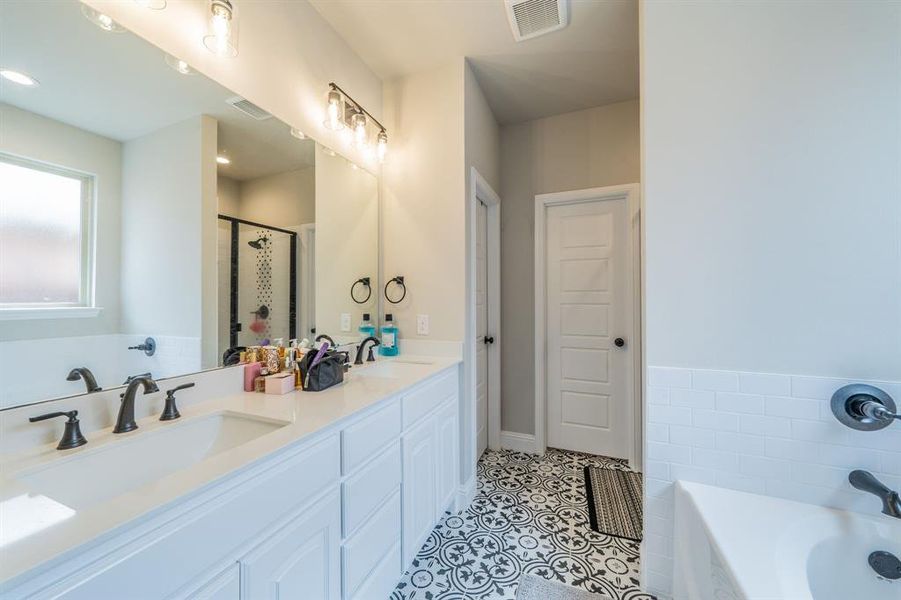 Furnished interior view inside a new home in , Alvarado (Image 10).