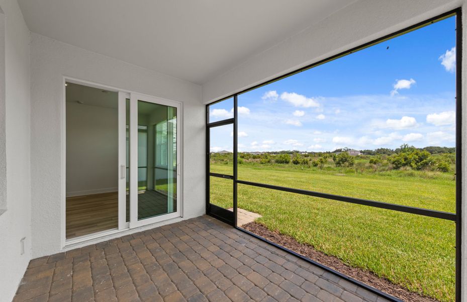 Exterior details and patio area of a home in Reagan Landing, Bradenton (Image 4).