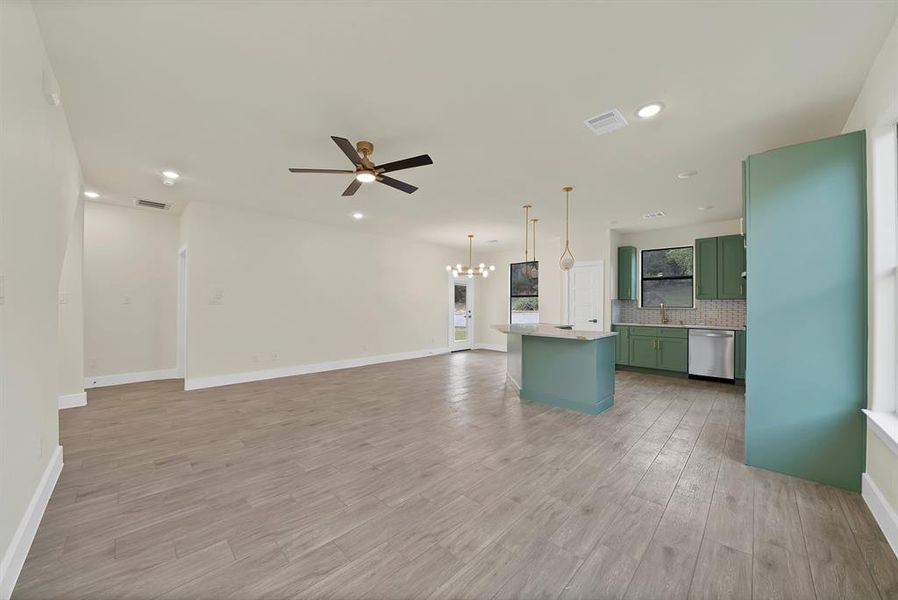 Spacious, unfurnished interior of a new home in , Granbury (Image 18).