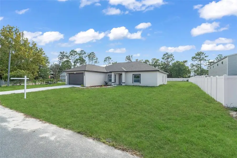 Exterior details and patio area of a home in , Weeki Wachee (Image 4).