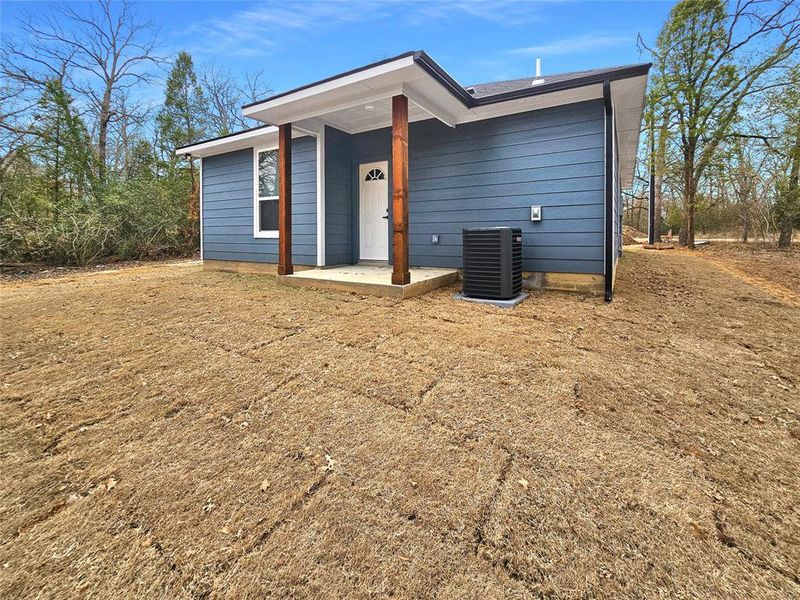 Exterior details and patio area of a home in , Malakoff (Image 3).