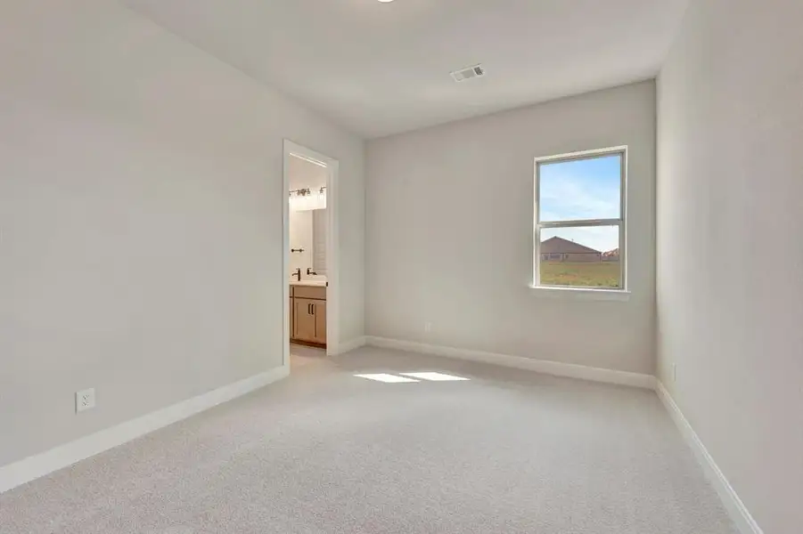 Spacious, unfurnished interior of a new home in Myrtle Creek, Waxahachie (Image 10).
