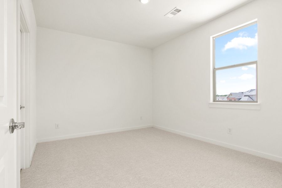 Spacious, unfurnished interior of a new home in Cottonwood Creek, Rowlett (Image 38).