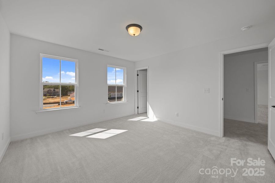 Spacious, unfurnished interior of a new home in Lakeside Glen, York (Image 21).