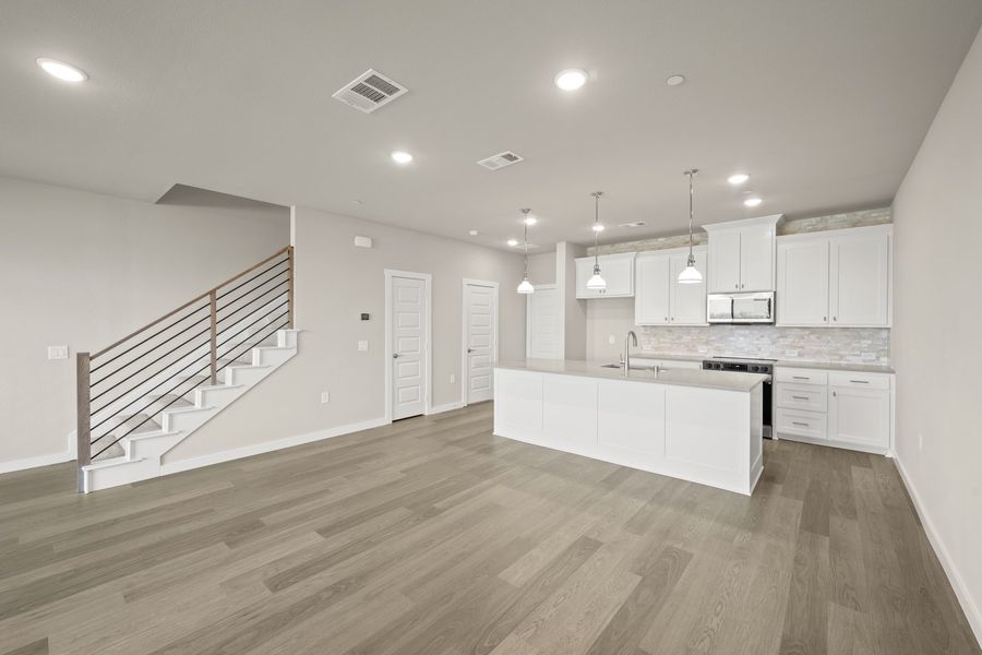 Spacious, unfurnished interior of a new home in Wildridge, Oak Point (Image 18).