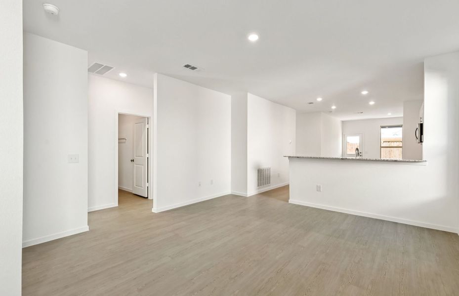 Spacious, unfurnished interior of a new home in Mavera, Conroe (Image 27).