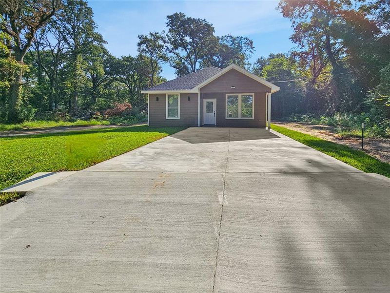 Front exterior of a new home in , Mabank, TX, highlighting curb appeal (Image 1). Front exterior of a new home in , Mabank, TX, highlighting curb appeal (Image 1).