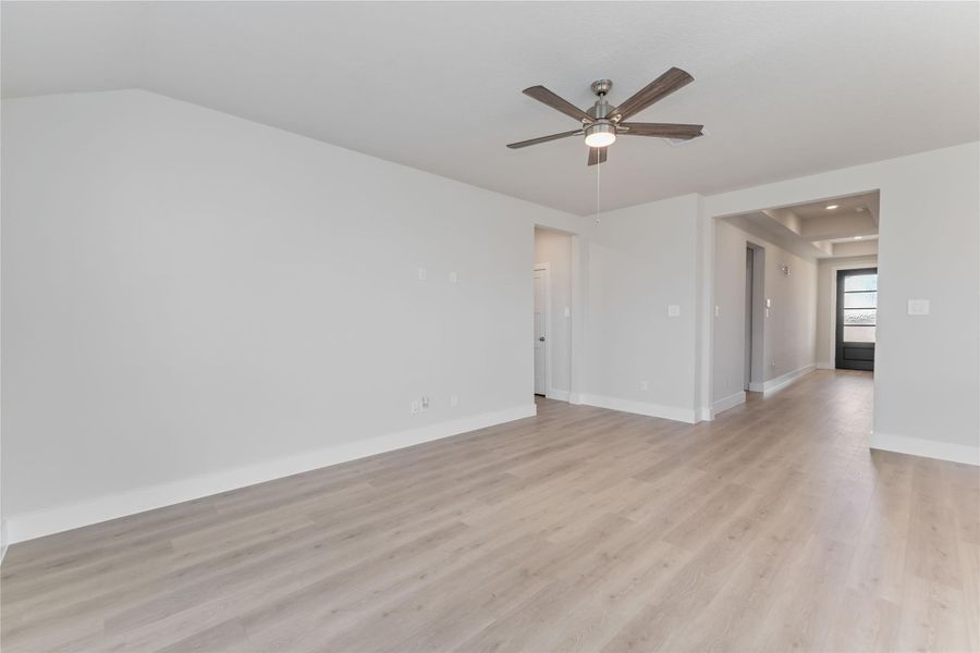 Spacious, unfurnished interior of a new home in Sunrise Cove, Texas City (Image 22).