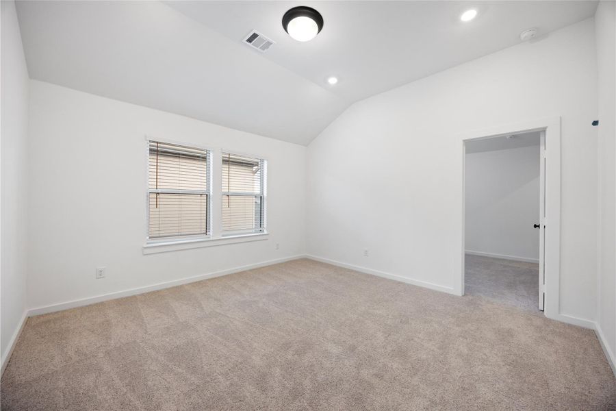 Spacious, unfurnished interior of a new home in Kendall Lakes, Alvin (Image 25).