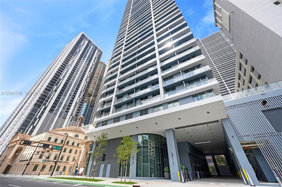 Condo located in Miami, FL showcasing its design and architecture (Image 11).