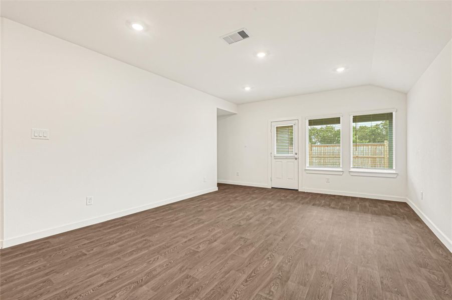 Spacious, unfurnished interior of a new home in Holly Ridge, Rosenberg (Image 27).