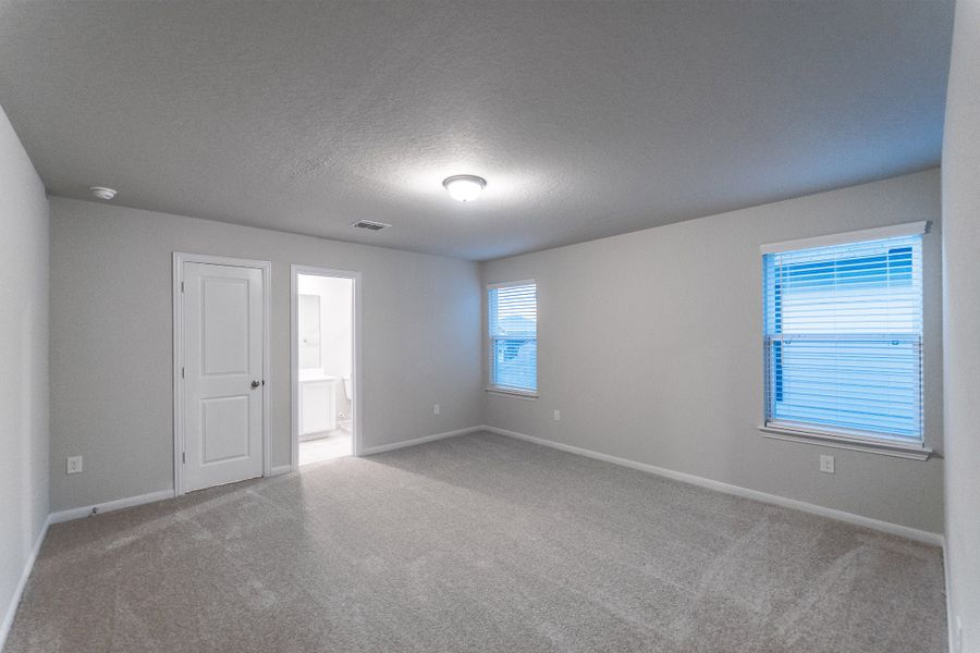 Spacious, unfurnished interior of a new home in Hennersby Hollow, San Antonio (Image 15).