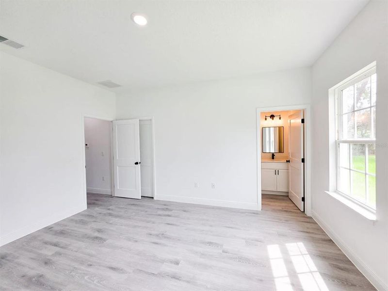 Spacious, unfurnished interior of a new home in , Ocala (Image 8).