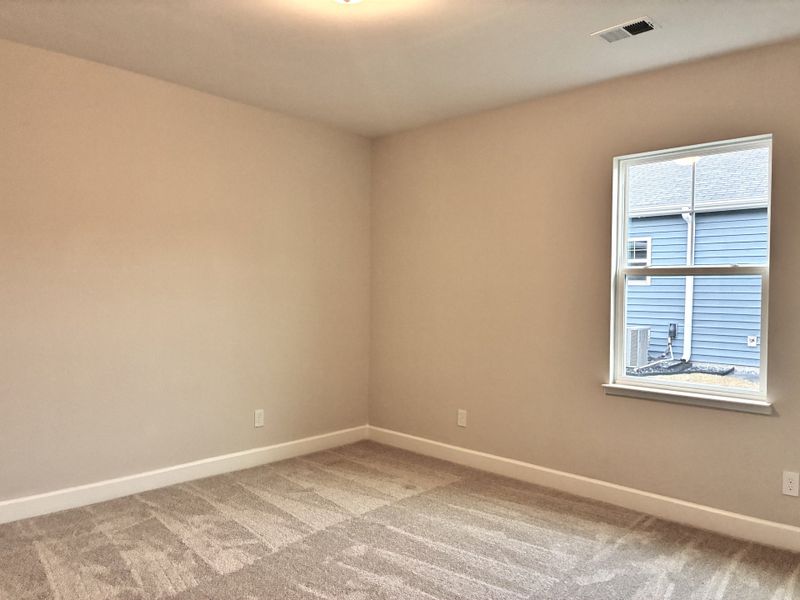 Spacious, unfurnished interior of a new home in Holly Ridge, Greenville (Image 10).