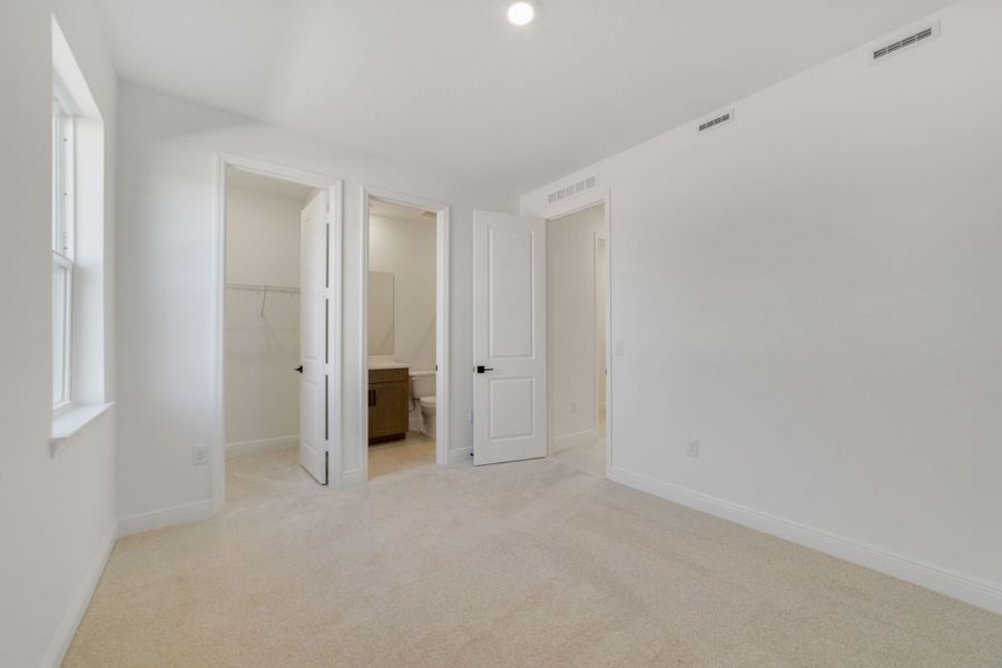 Spacious, unfurnished interior of a new home in Vintner Reserve, Clermont (Image 19). Spacious, unfurnished interior of a new home in Vintner Reserve, Clermont (Image 19).
