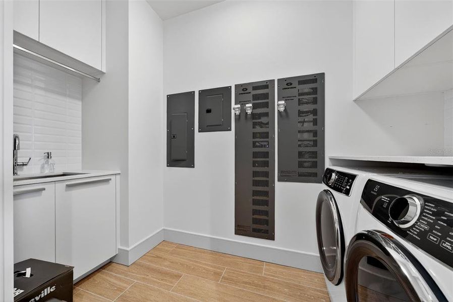 Furnished interior view inside a new home in , Longboat Key (Image 39).