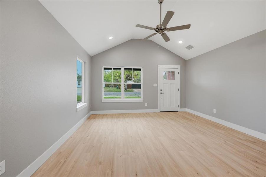 Spacious, unfurnished interior of a new home in , Sherman (Image 12).