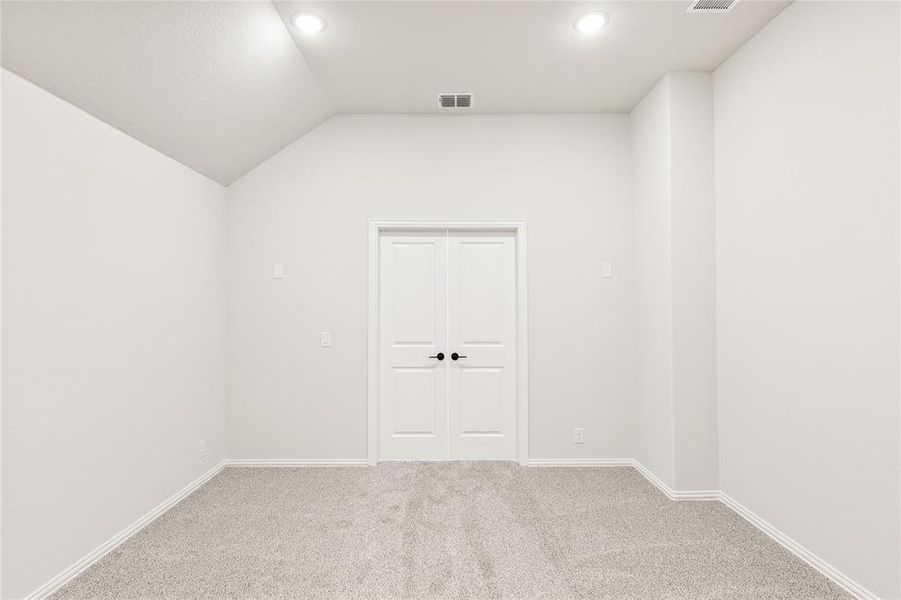 Spacious, unfurnished interior of a new home in Chaparral Park, Oak Point (Image 30). Spacious, unfurnished interior of a new home in Chaparral Park, Oak Point (Image 30).