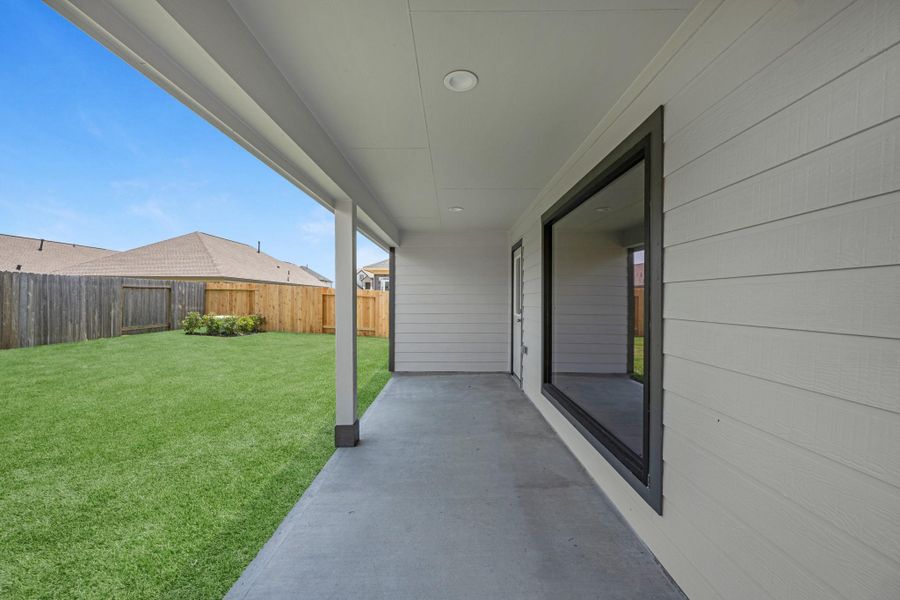 Exterior details and patio area of a home in Huntington Place, Rosharon (Image 3).