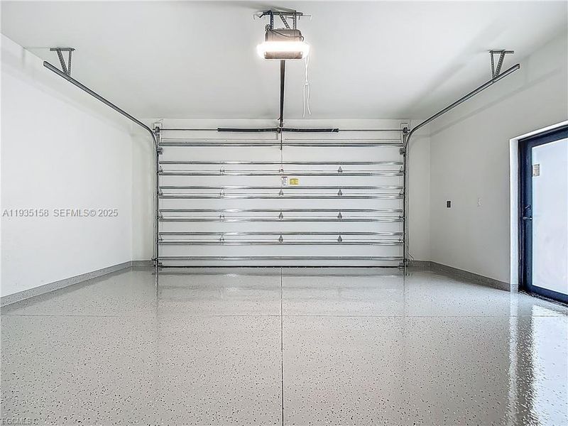 Spacious, unfurnished interior of a new home in , Cape Coral (Image 13).