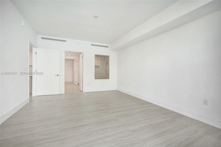 Spacious, unfurnished interior of a new home in , Miami (Image 33).