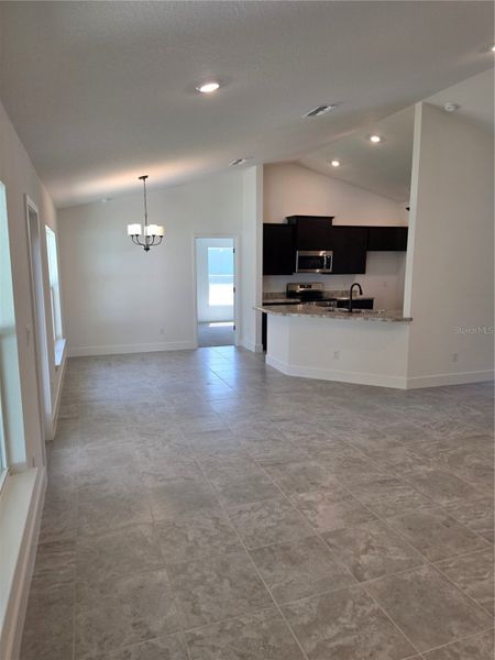 Spacious, unfurnished interior of a new home in Royal Highlands, Weeki Wachee (Image 10).