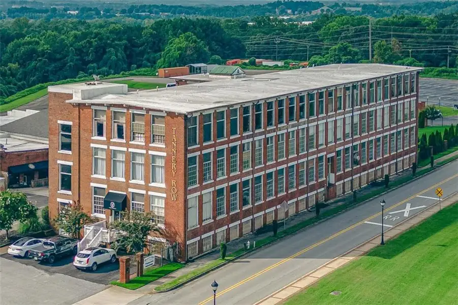Condo located in Buford, GA showcasing its design and architecture (Image 3).