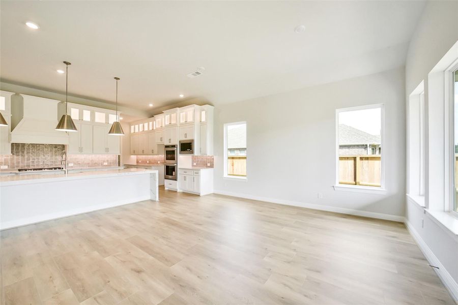Spacious, unfurnished interior of a new home in Sienna 65', Missouri City (Image 38).