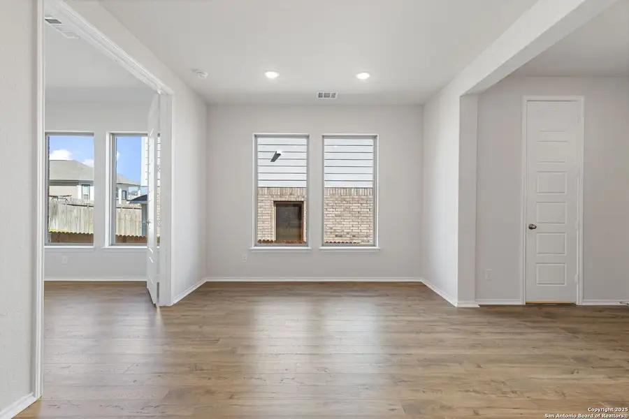Spacious, unfurnished interior of a new home in Ladera, San Antonio (Image 10). Spacious, unfurnished interior of a new home in Ladera, San Antonio (Image 10).