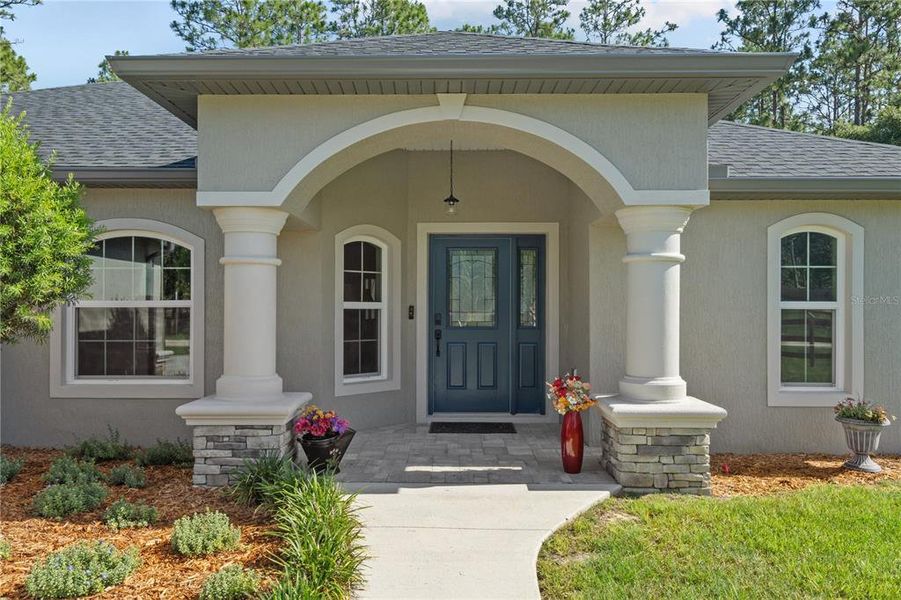 Exterior details and patio area of a home in , Dunnellon (Image 39).