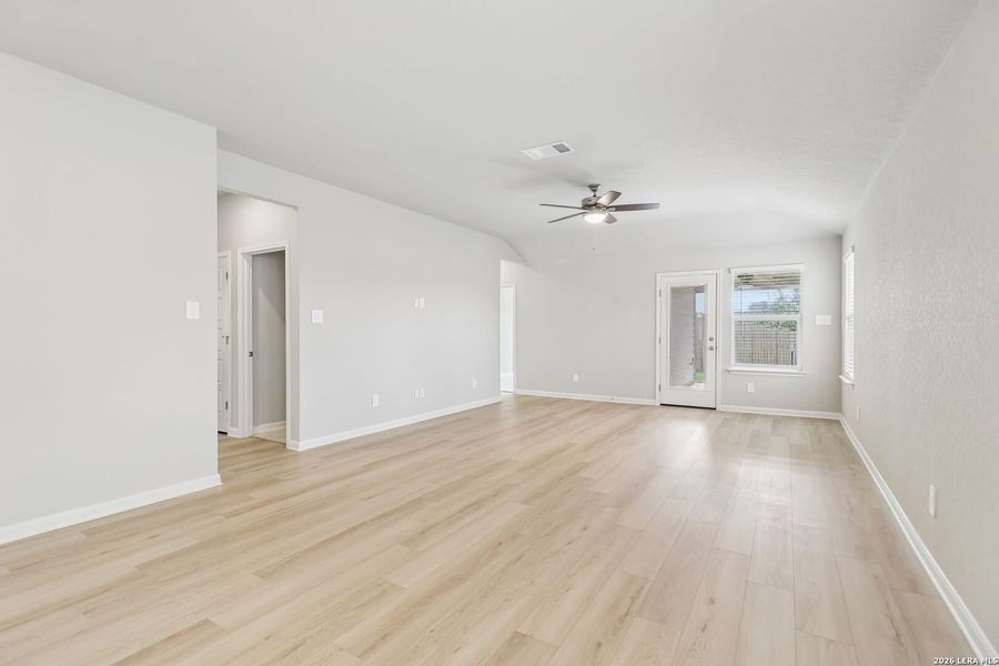 Spacious, unfurnished interior of a new home in Thomas Pond, San Antonio (Image 40).