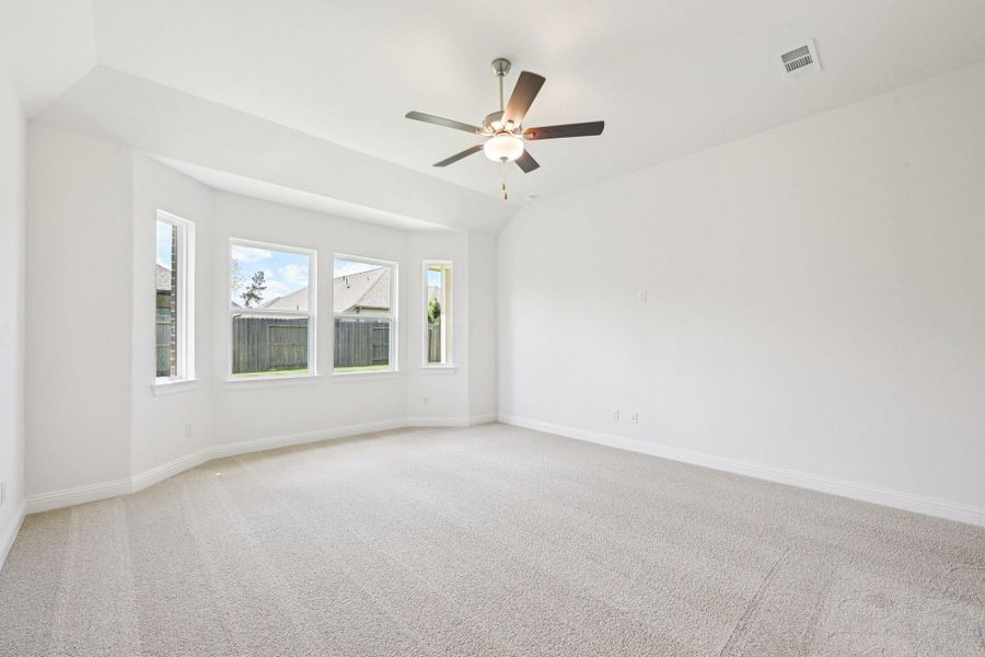 Spacious, unfurnished interior of a new home in Evergreen 55', Conroe (Image 38).