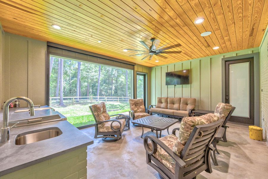 Exterior details and patio area of a home in , Magnolia (Image 27).